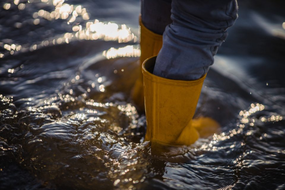 Над 300 предупредувања за поплави откако во Англија пристигна бурата Хенк