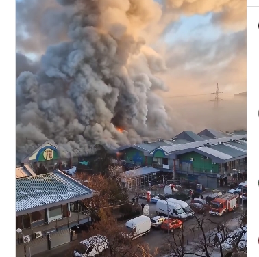 Во гаснењето на големиот пожар во Белград вклучени и хеликоптери (ВИДЕО)