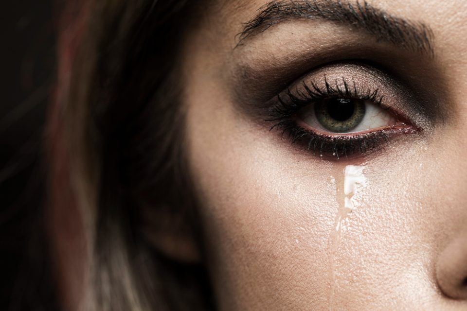 Мирисот на женските солзи ги омекнува мажите
