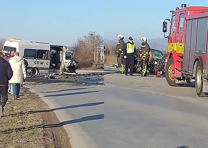 ПРЕДНИОТ ДЕЛ ОД АВТОМОБИЛОТ СМАЧКАН: Ова се фотографиите од кобната несреќа во Битола во која загина едно лице, а 20 беа повредени (ФОТО)