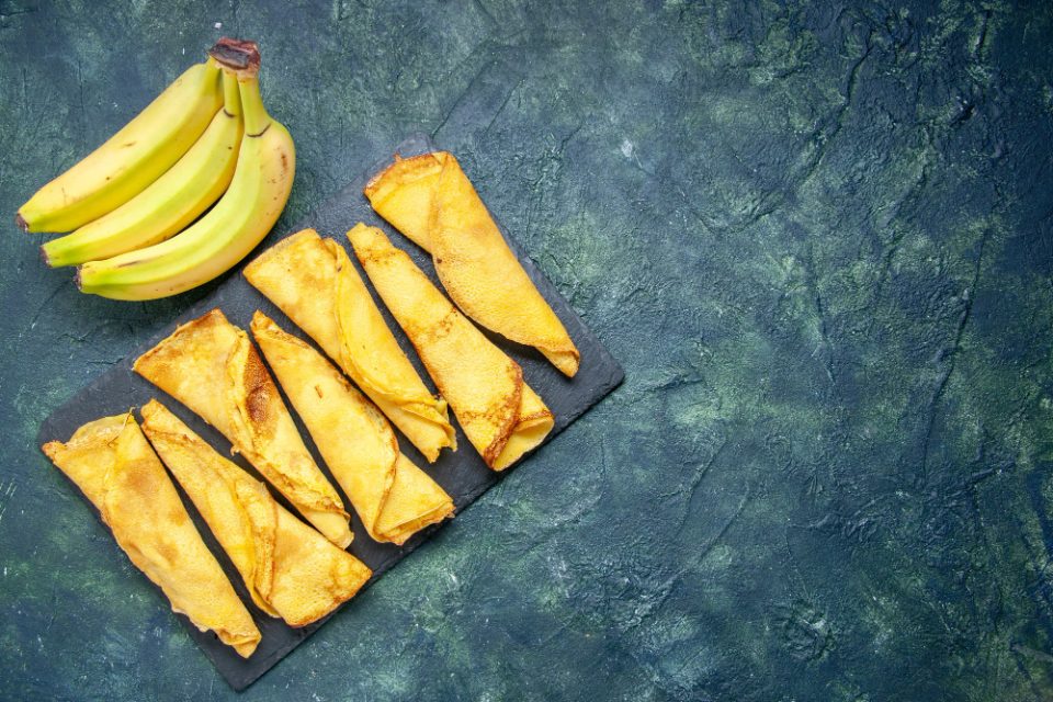 Поховани банани: Индонезиски трик за сочно овошје со крцкава обвивка