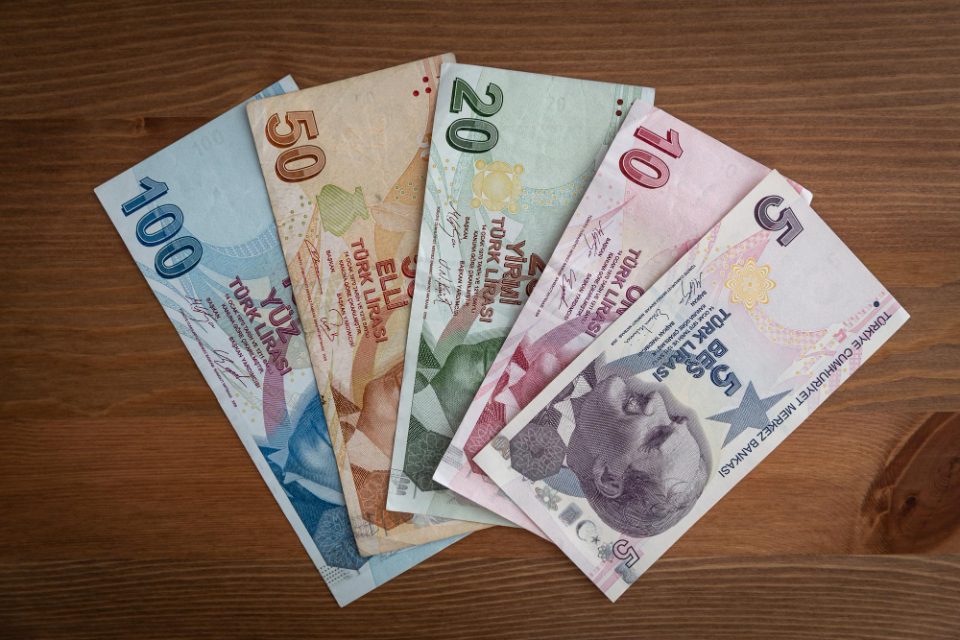 Турската лира падна на најниска вредност во однос на доларот