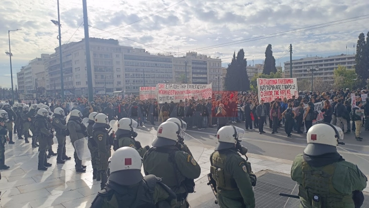 Мирен и масовен протест на учениците и студентите во Атина против приватните факултети