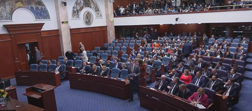 Пратениците на ВМРО-ДПМНЕ ја напуштија собраниската сала, нема да гласаат за Влада на чие чело ќе застане Талат Џафери