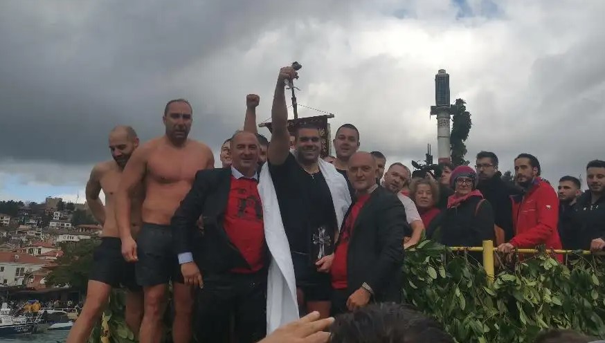 Никола Јакимовски го фати Светиот крст во Охрид