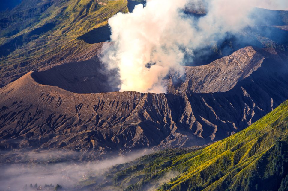 Околу 1.200 луѓе евакуирани во источна Индонезија по ерупција на вулкан