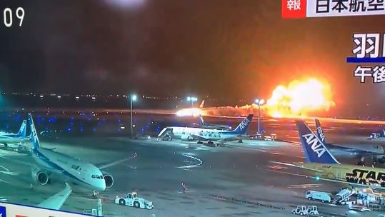 ВИДЕО: Авион се запали на аеродромот во Токио
