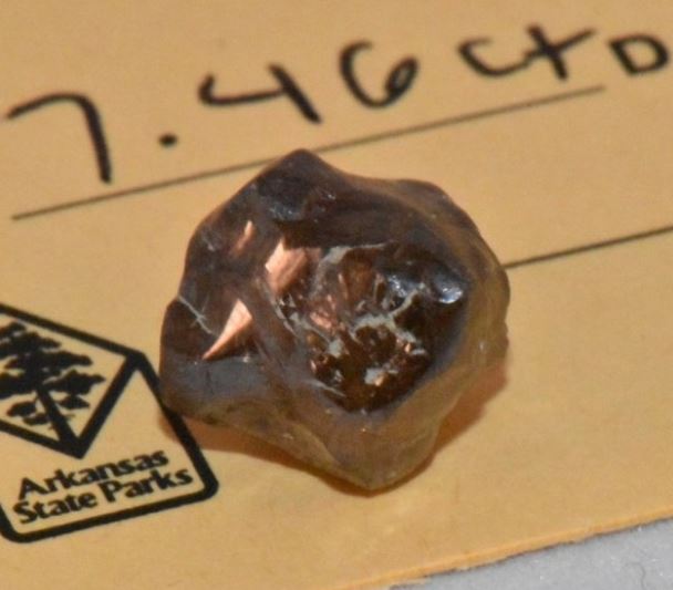 ФОТО+ВИДЕО: Копањето траело со часови – Турист пронашол редок дијамант од 7,46 карати