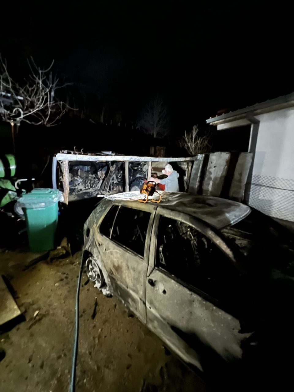 Запалени возило и гаража во Кавадарци