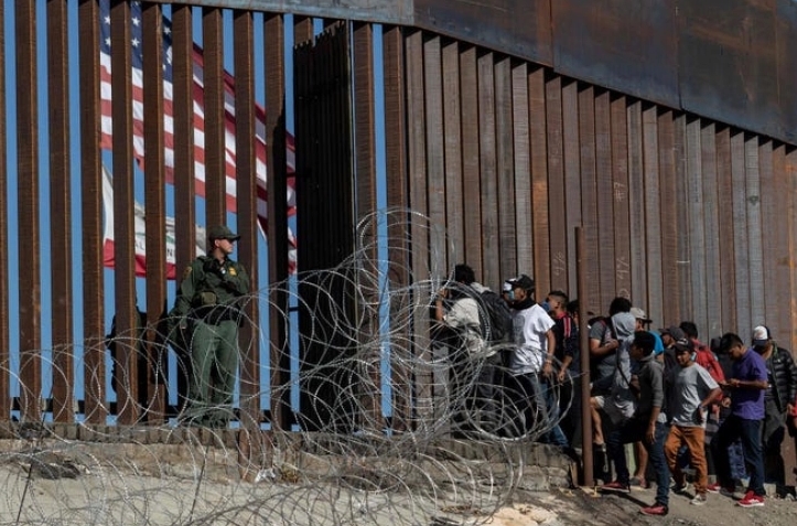 Абот: Тексас продолжува да ја гради бариерата на границата со Мексико