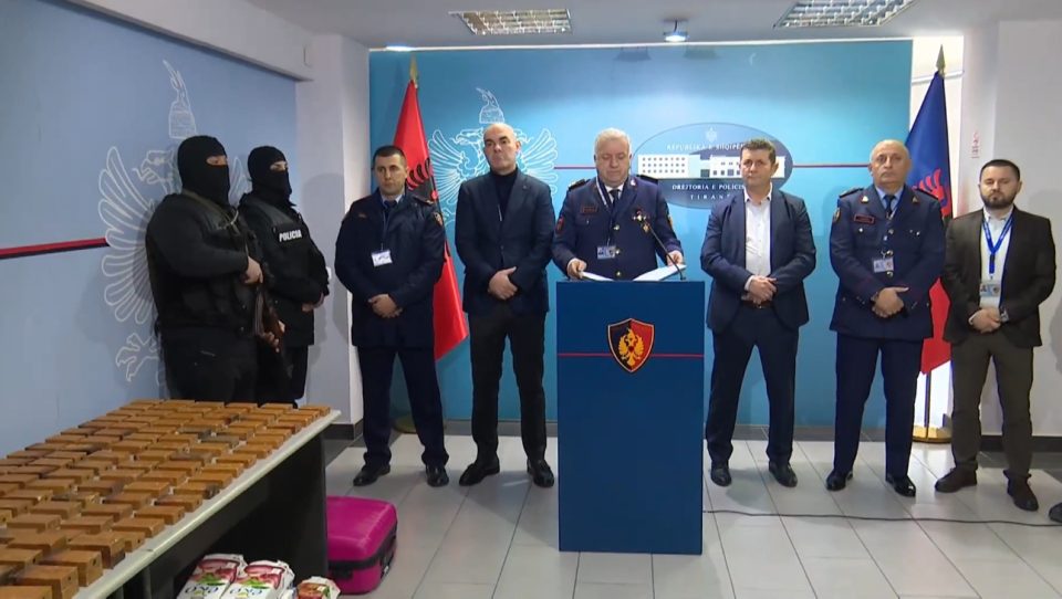 Албанската полиција разби косовска група шверцери на оружје, муниција и експлозив