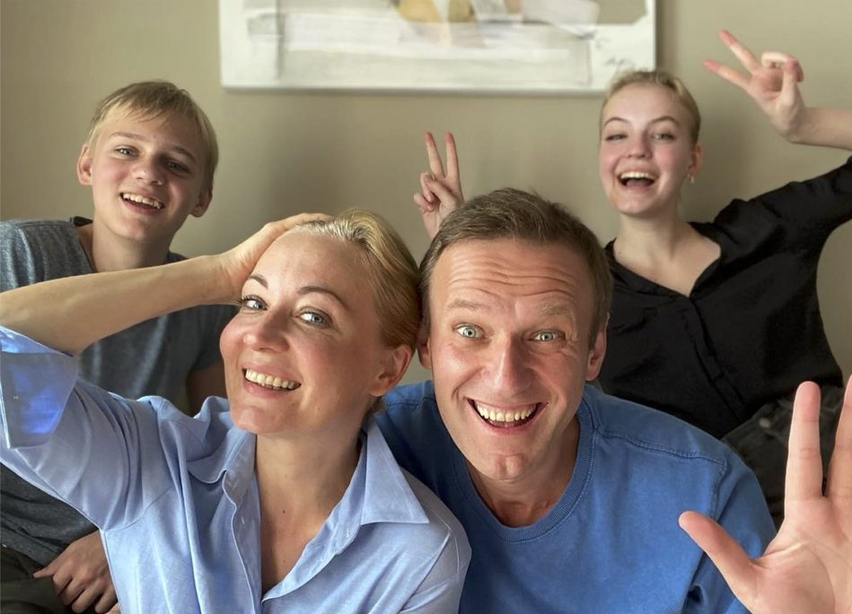 БОРБА ДО ПОСЛЕДЕН ЗДИВ И ПЕКОЛЕН ЖИВОТ: Која е храбрата вдовица на Навални, со неа имаше две деца, а и неа сакале да ја отрујат! (ФОТО)