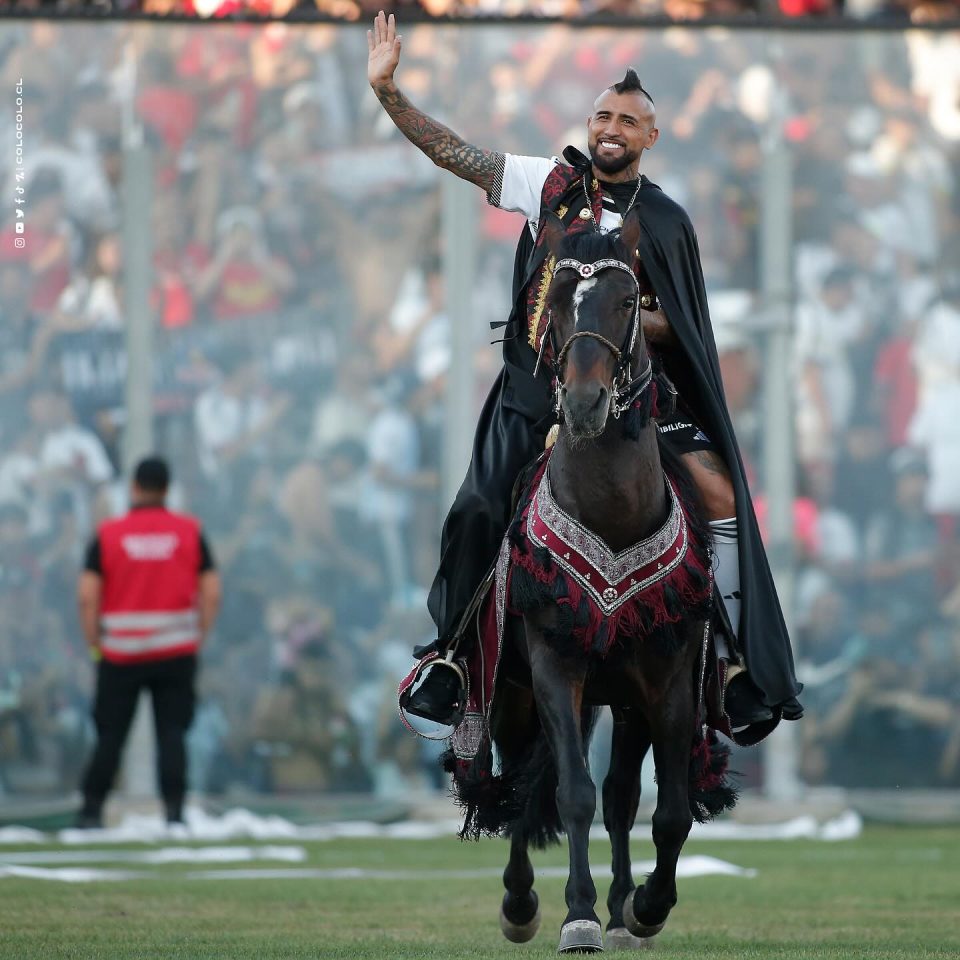 Видал доби кралски пречек: На стадион слета со хеликоптер, па јаваше коњ (ФОТО+ВИДЕО)