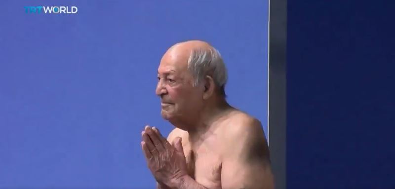 ВИДЕО: 100 годишник направи чудо, сите зборуваат за неговиот скок во вода