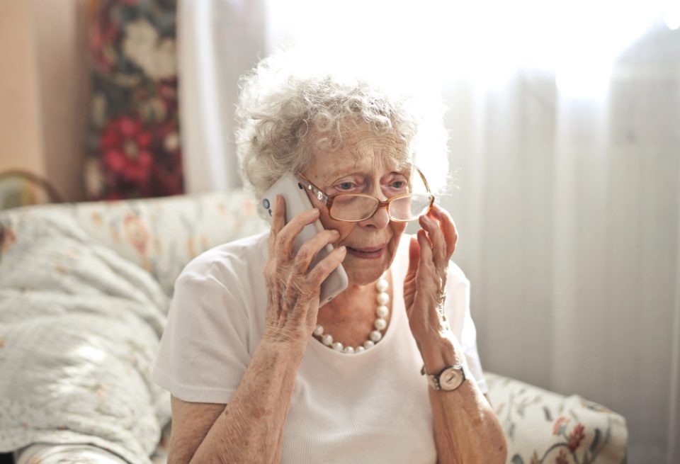 Разговорите по телефон благотворни за расположението на повозрасните лица
