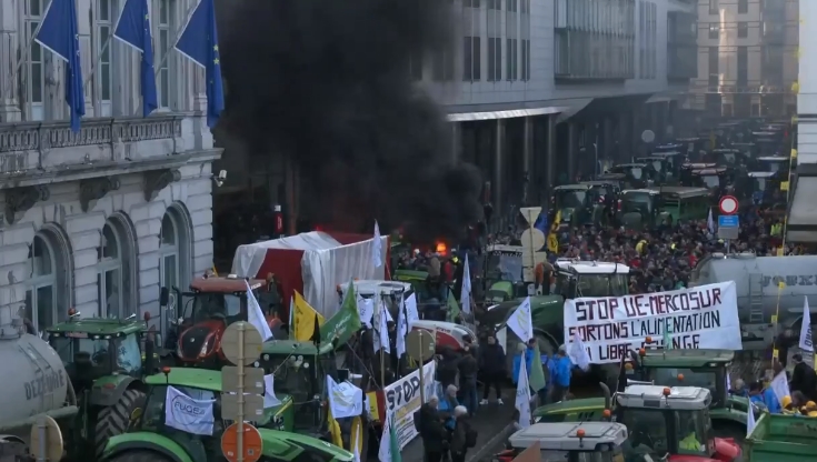 ВИДЕО: „Европскиот кварт“ на Брисел блокиран од незадоволните земјоделци, инциденти со полицијата