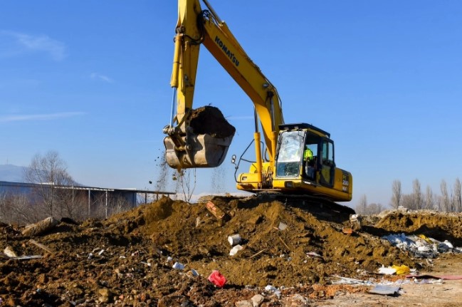 Општината Кисела Вода чисти огромна депонија во местото Бара