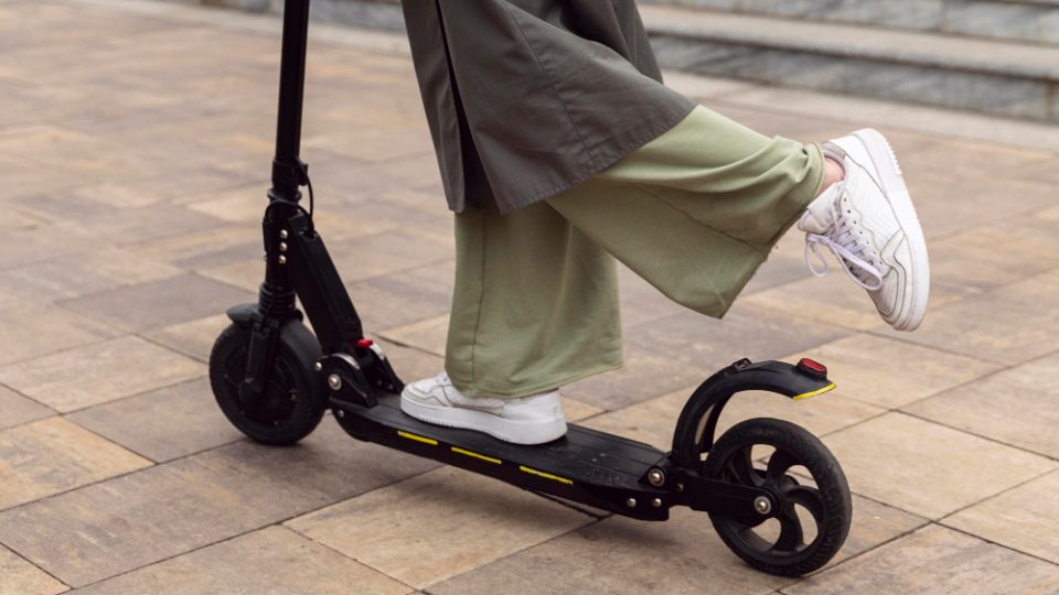 Малолетничка со тротинет тешко повредена во сообраќајка