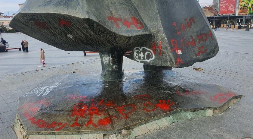 Вандализиран споменикот на Гоце Делчев во Струмица