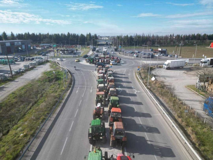 Грчките земјоделци повторно го блокираа граничниот премин Евзони кон Македонија