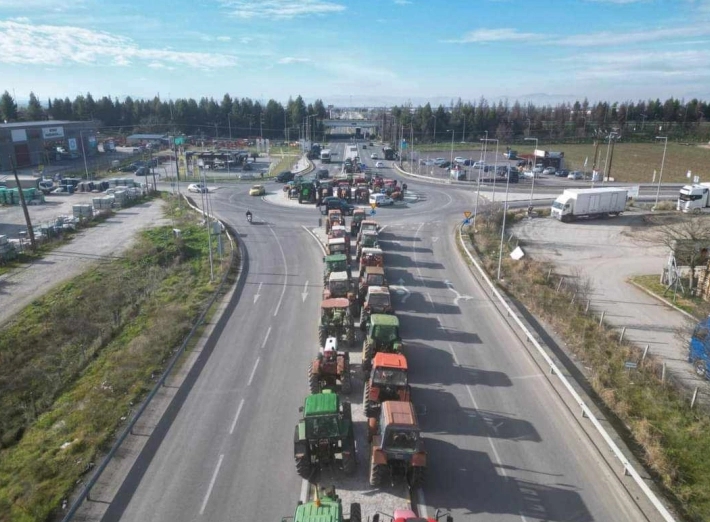 Грчките земјоделци започнуваат со симболични блокади на патиштата и автопатите
