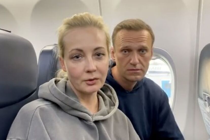 БЛЕДА КАКО КРПА И УМОРНА: Вака изгледа вдовицата на Навални три дена по неговата смрт, му упати јасна порака на Путин! (ВИДЕО)
