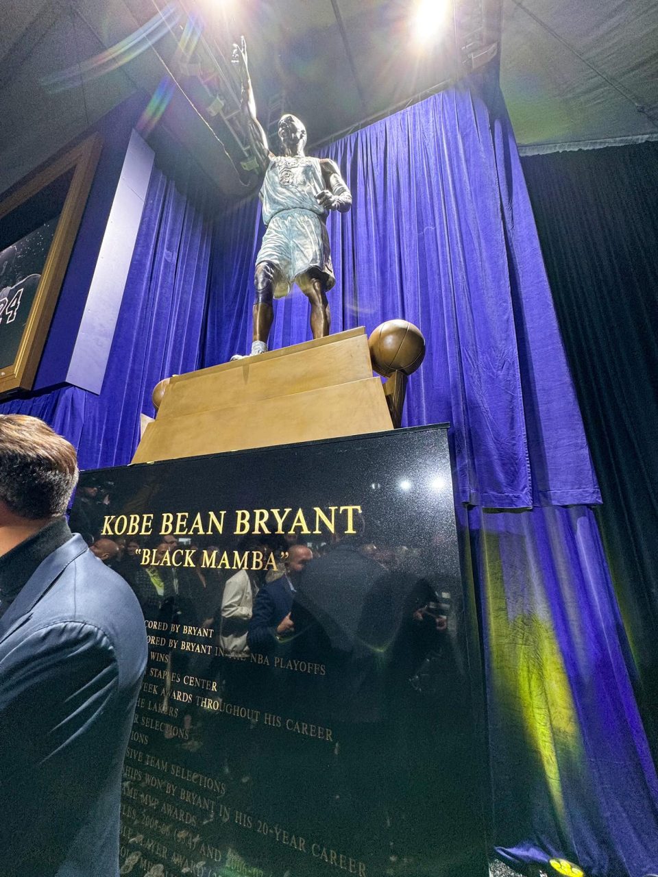 ВИДЕО: Откриен споменик на Коби Брајант во Лос Анџелес