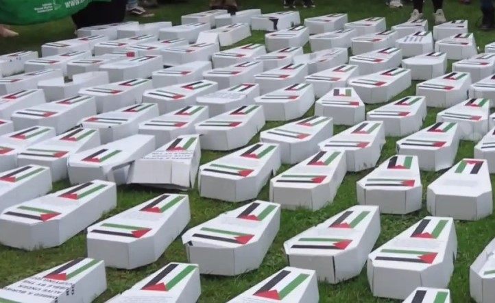 Здравствени работници во Лондон на протест носеа мали ковчези со имињата на убиените деца од Газа
