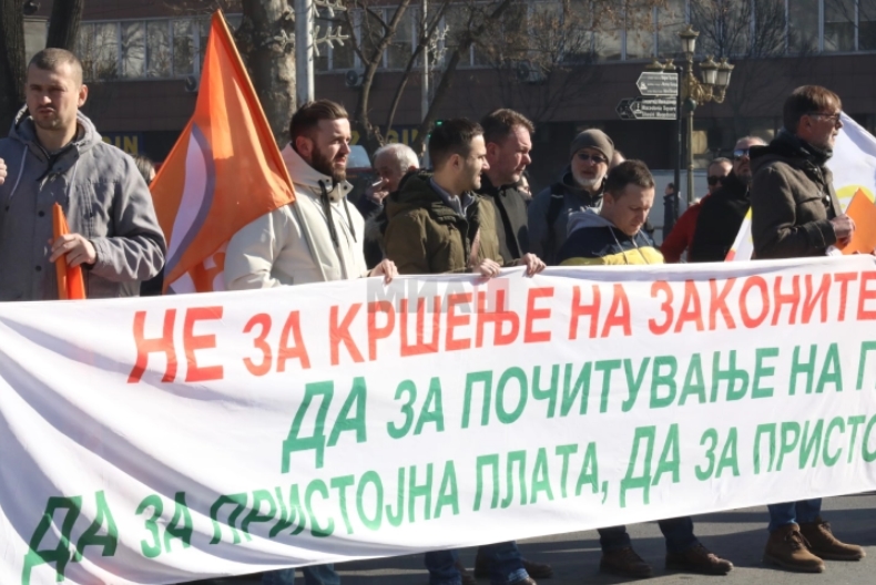 КСС на протест пред Собрание поради носењето на Законот за административни службеници