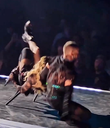 ВИДЕО: Незгода на концертот на Мадона, пејачката и танчерот се струполија на бината