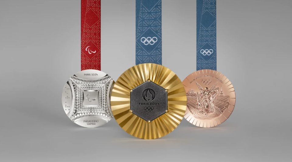 ВИДЕО: Медалите за ЛОИ во Париз ќе содржат метал од Ајфеловата кула