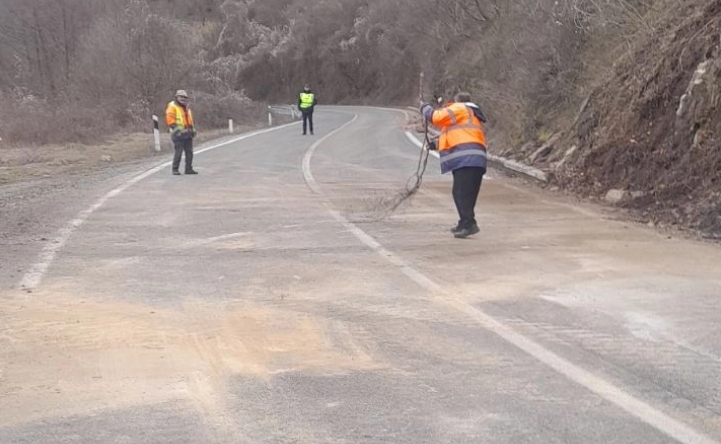 Исчистени одроните кои блокираа дел од коловозот на магистралата А3 кај село Истибања
