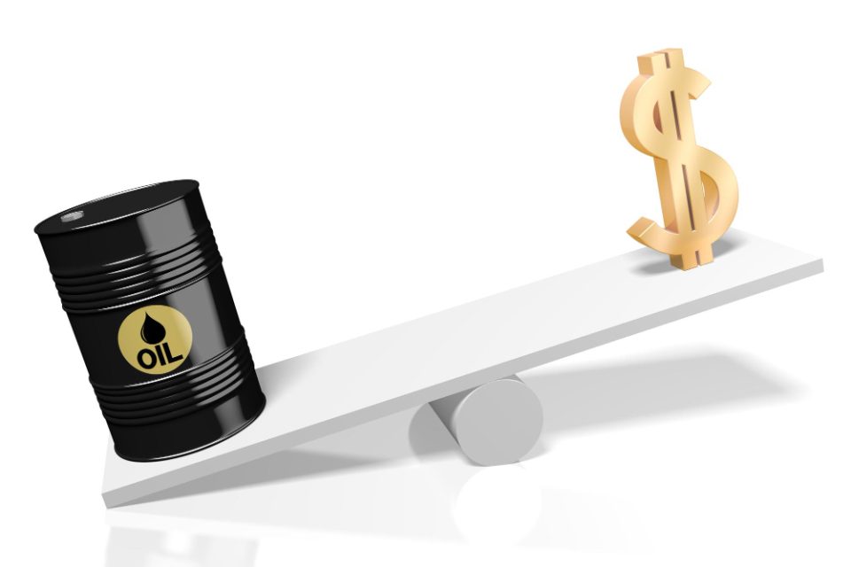 Доларот падна, цената на нафтата расте