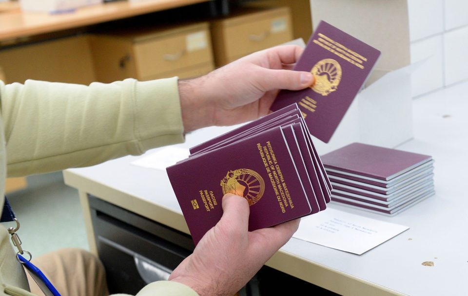 ВМРО-ДПМНЕ: Наместо помпезни пречеци на обрасци на граница, власта на СДС и ДУИ нека го изгласа законот за продолжување на пасошите