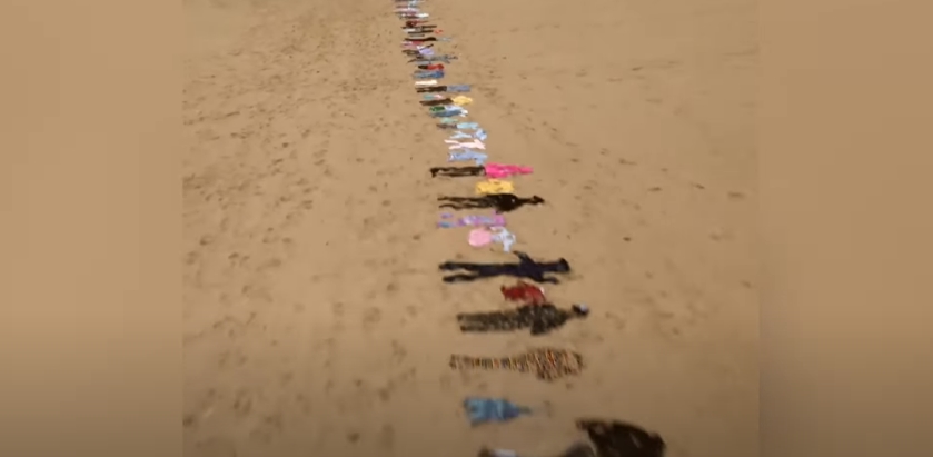 ВИДЕО: Пет километри детска облека поставена на плажа, спомен на убиените деца во Газа