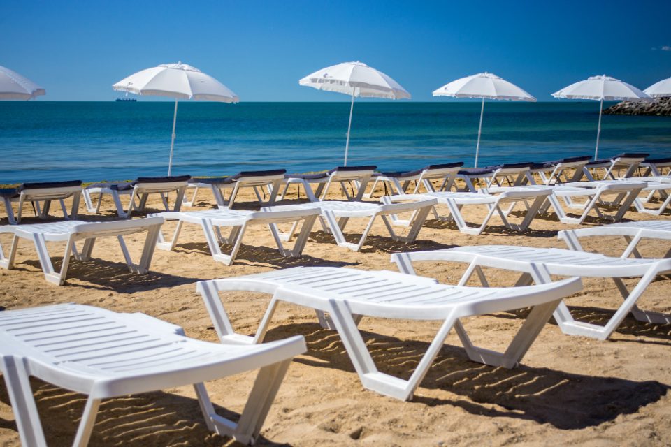Со нов закон Грција воведува ред на плажите за нелегално поставените лежалки и маси