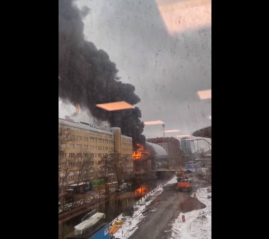 Голем пожар во водениот парк во Гетеборг, црн чад се издига над градот (ВИДЕО)
