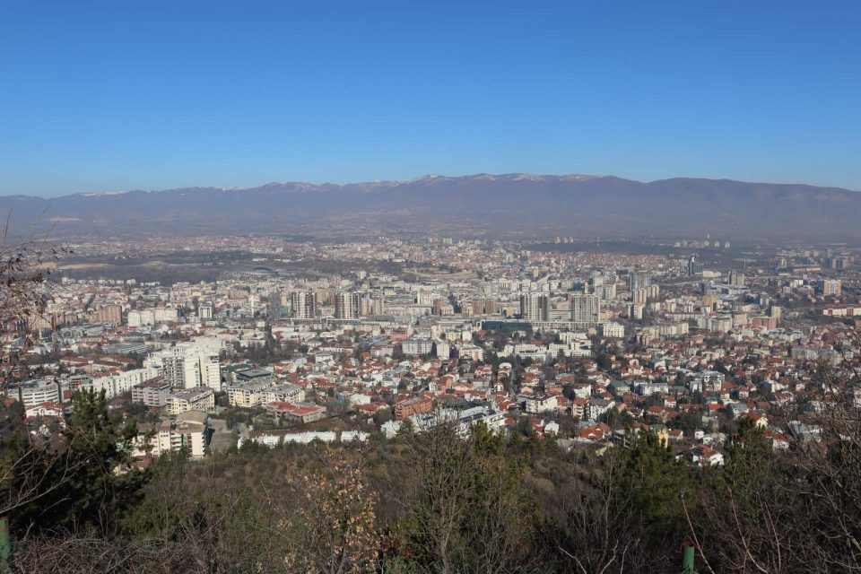 Повеќе од 10 часа делови од Скопје без струја, пријави до ЦУК за штети по невремето