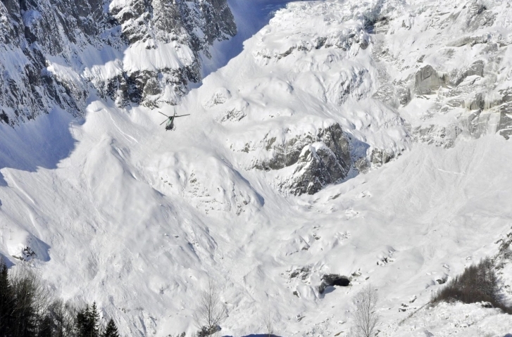 Најмалку четворица скијачи загинаа во снежна лавина во Франција