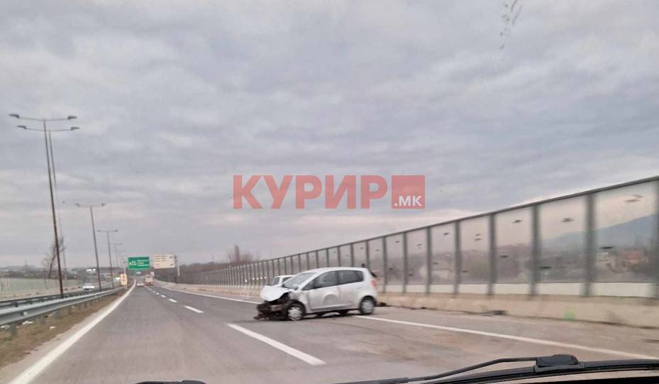Сообраќајна несреќа на скопска обиколница, еден автомобил смачкан