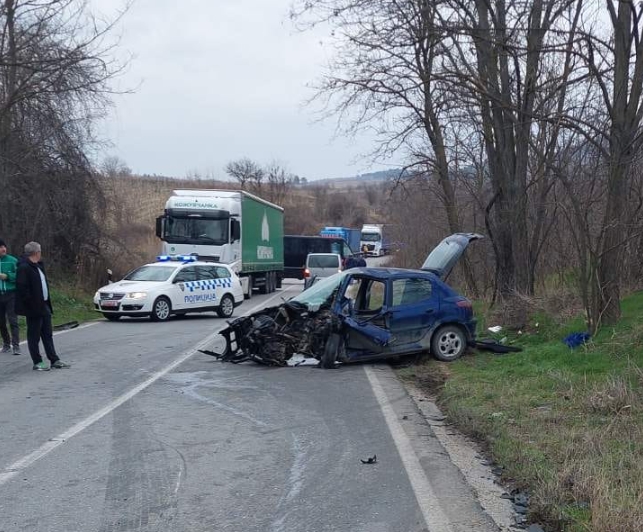 ФОТО: Тешка сообраќајка на патот Кавадарци – Росоман, тројца повредени