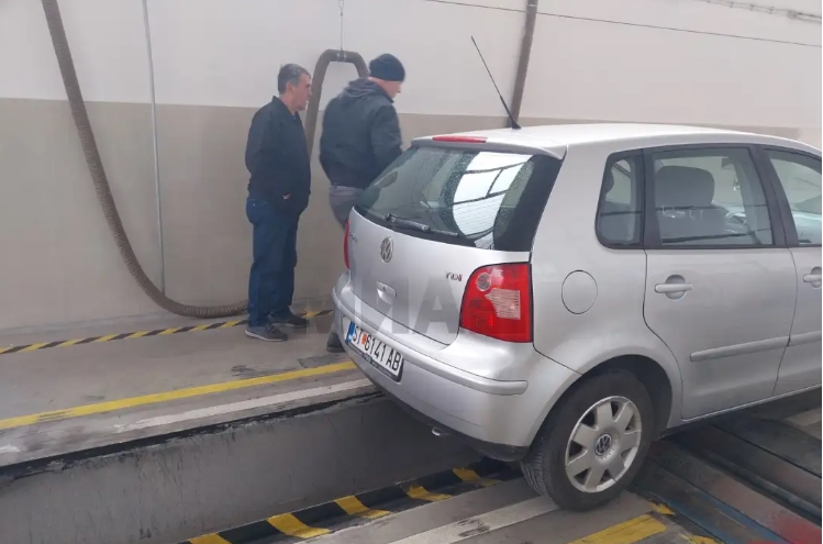 Гужви пред штипските технички прегледи за налепниците на возилата со НМК