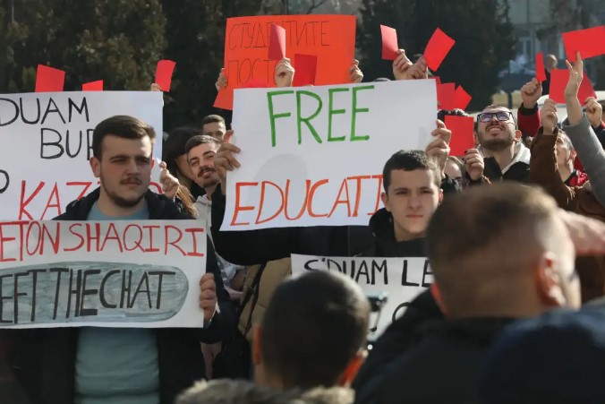 Студентите со „црвени картони“ кон МОН: Револтирани од неисплаќањето го покажаа своето незадоволство