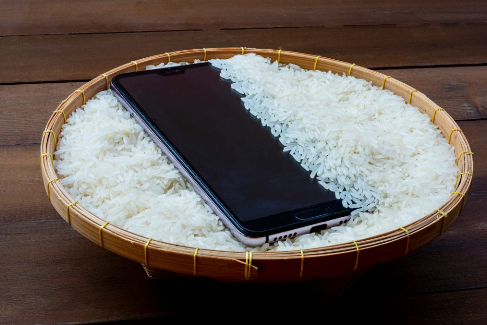 Влажните паметни телефони не се сушат во ќесичка ориз