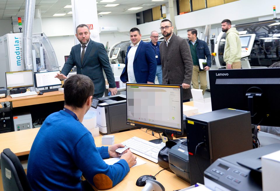Тошковски во посета на Одделот за изработка на лични документи