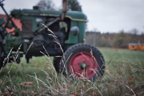 Пијан маж возел трактор и направил сообраќајка, повредени две жени