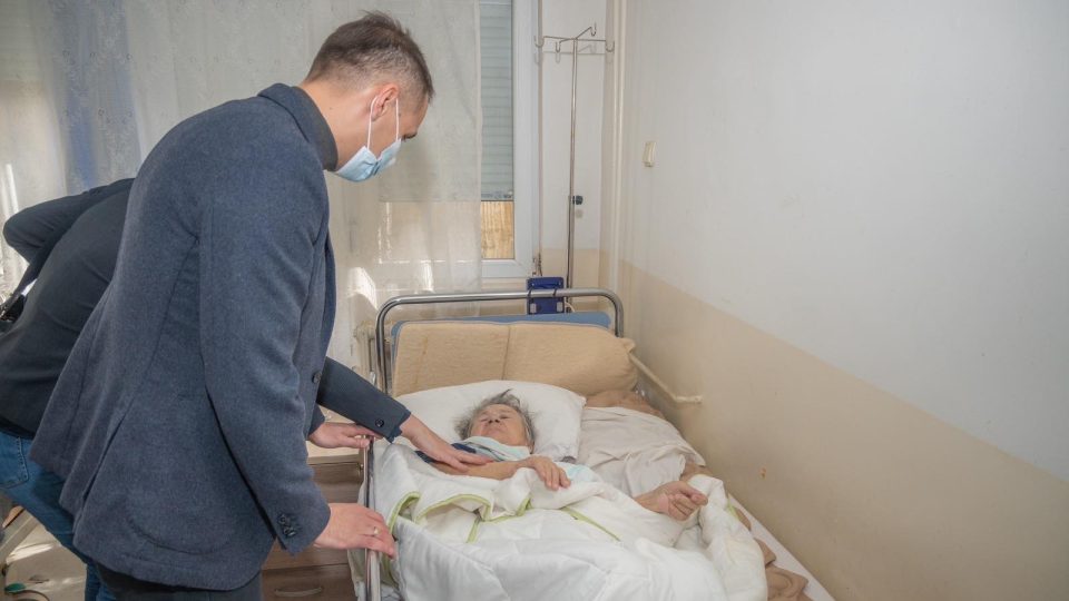 СКАНДАЛ: Само 8 негувателки на 150 сместени во Домот за стари лица во Куманово, открива министерот Велковски