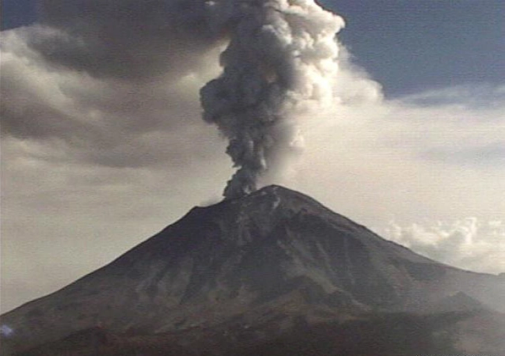 Вулканот Попокатапетл предизвика хаос на аеродромите во Мексико