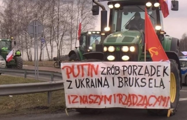 Полските земјоделци со про-Путин транспаренти, за властите тие се под влијание на руски агенти