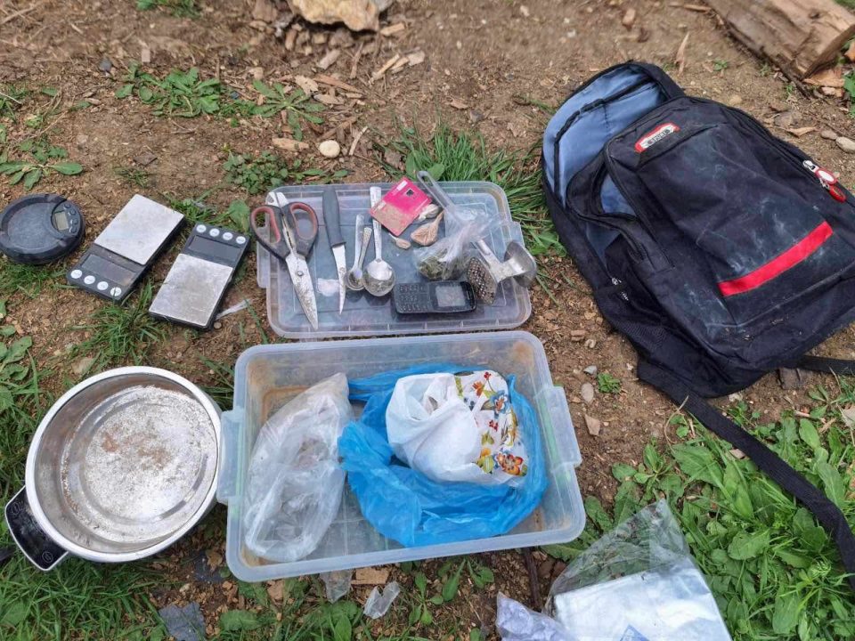 Претрес во Скопје, пронајден околу половина килограм хероин, приведен дилер